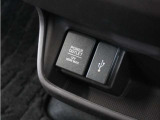 ◆USB接続端子◆スマホやiPodなどを接続して、いつもの音楽を車内でもお楽しみいただけます♪