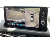 バックギアに入れますとご覧のような画像に自動的に切り替わります。車庫入れ時に役立ちます。