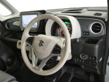 各種操作スイッチなども使いやすく配置されている運転席です。