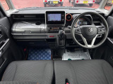 [フロントシート]インパネにシフトが付いているので足元広々!運転席から助手席の移動も楽々♪どちらからでも乗り降り出来るので、狭い場所の乗り降りも楽ちんですよ♪