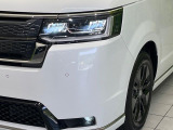 【LEDヘッドライト】悪天候や夜間走行時も良好な視界を確保し安心して運転できる高輝度LEDヘッドライトを装備!点灯速度が早く、消費電力も抑えられています。