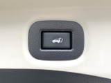 【パワーバックドア】スマートキーや運転席のボタンを押すだけでリアゲートが自動で開閉します!荷物を持っている時や、高い位置にあるバックドアを閉める際に便利な機能です♪