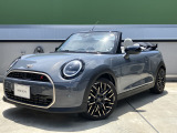 MINIのフロントグリルのデザインはイギリスで生まれた当初から、シルバーのサイドバーが折り重なった伝統的なデザインで御座います。その伝統はBMWのお車になってからでも少しずつ形を変えて守られております