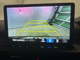 後退時に車両の後ろ側をモニター画面に表示します。車庫入れが苦手な人もこれで安心♪