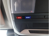 専用ボタンでコールセンターへ接続。状況に応じて緊急車両の要請やロードサービスの取次ぎを行います。重大事故の際は自動的にコールセンターにつながり、緊急車両やドクターヘリを要請します。(要申込)