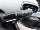 スイッチをオートに設定しておけば、車外の明るさに応じて自動的にヘッドランプを点灯・消灯します。夕暮れ時やトンネルの続く山道などを走行する時に便利なコンライトを装備しています。