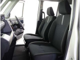 高いホールド性で運転姿勢が安定します。長距離ドライブでも疲れにくいのが魅力です。快適なドライビングライフをお送りください♪