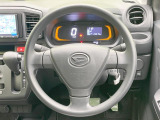 インテリアに合わせたデザインのステアリングは、運転される方のことも考え、運転しやすい形状、大きさです。是非一度、実際に触ってお確かめください。