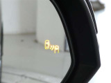 ブラインドスポットモニター装備。隣車線を走る車両を検知。ドアミラーでは確認しにくい後、側方エリアに存在する車両や急接近してくる車両も検知しドアミラーに搭載されたLEDインジケーターが点灯します。