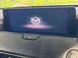 【12.3インチマツダコネクト】車内の雰囲気にマッチした大型ディスプレイ。スマホ接続でのナビ使用やBluetooth再生等、様々な機能が楽しめます。直感的なダイヤル操作が可能で、使い勝手も良好です。