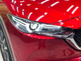 【LEDヘッドライト】悪天候や夜間走行時も良好な視界を確保し安心して運転できる高輝度LEDヘッドライトを装備!点灯速度が早く、消費電力も抑えられています。