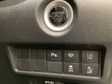 Hondaセンシング用の、VSA(ABS+TCS+横滑り抑制)解除と路外逸脱抑制機能のオンオフスイッチなどはハンドルの右側に装備しています。
