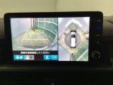 バックギアに入れますとご覧のような画像に自動的に切り替わります。車庫入れ時に役立ちます。