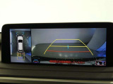 パノラミックビューモニター付きです。車両を上から見たような映像を画面に表示。運転席からの目視だけでは見にくい、車両周辺の状況をリアルタイムでしっかり確認できます。