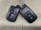 手荷物が多いときでも、スマートキーをバッグやポケットに携帯していれば、キーを取り出すことなくドアの解錠・施錠ができます