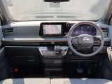 運転席周りになります。内装色はブラックです。
