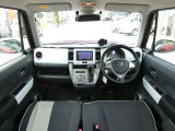 インパネ画像です。ガラスが大きく広い視界が確保されているのですごく運転しやすいです。落ち着いた印象のインパネデザインですので、年代を問わずどなたにでも馴染みやすいですよ♪