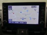 9インチのディスプレイオーディオ装着です。スマホとの通信で様々なサービスが楽しめます。TV視聴にも対応しています。