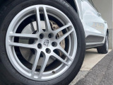 ●純正アルミホイール:輸入車ならではの卓越した走りを支えるホイールと足回りです!日本車の走りに慣れている方にもぜひ体感して頂きたいほど、高いレベルでまとまっています!