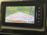 【バックカメラ】駐車時に後方がリアルタイム映像で確認できます。大型商業施設や立体駐車場での駐車時や、夜間のバック時に大活躍!運転スキルに関わらず、今や必須となった装備のひとつです!