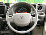 インテリアに合わせたデザインのステアリングは、運転される方のことも考え、運転しやすい形状、大きさです。是非一度、実際に触ってお確かめください。