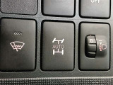 4WDオートモードスイッチ 走行安定性や運転性能を高めるため、FFと4WD走行を自動的に切り替えます