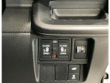 【リア両側パワースライドドア】リモコンなどで自動開閉。Hondaスマートキーを携帯していれば、軽い力で解錠とドアオープンが行えます。半ドア状態まで閉めると、自動的に全閉する機能付き。