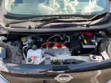 電気自動車ですのでモータールームです。ヘッドカバーのように見えるのはインバーターユニットです。起動用の12Vバッテリーを備えています。