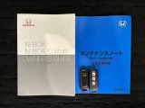 スマートキーは鍵をバッグに入れたままでもドアロックの開閉やエンジンのON・OFFができます。夜間や雨の日も鍵を探さなくて良いので便利です。