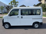 乗り降りのイメージが湧く左側面。ドア面の通りやスライド有無、小キズの出やすい部分も確認◎。
