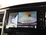 車体の前後左右に設置されたカメラにより、リアルタイムで安全確認ができるところが大きな魅力。十字路や駐車場、狭い路地での走行など、死角ができやすい場面で力を発揮します。