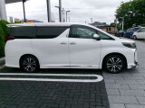 両側パワースライドドア付きだから、狭い駐車スペースなどでの 乗り降りラクラク!小さなお子さまのいるご家庭には嬉しい装備。