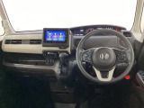 車内は光触媒抗菌消臭施工済です。インパネ周りはスタイリッシュなデザインです。グローブボックスやカップホルダーのほかにトレーなどたくさんの収納スペースが付いています。