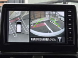 アラウンドビューモニター。上空から見下ろしているような映像で、スムースな駐車をサポートします。