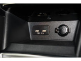 小物の収納に便利なセンタートレイには携帯等のデバイスの充電可能なUSB出力電源付です。