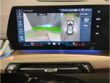【全周囲カメラ】全周囲カメラ装備車両で御座いますので、狭い駐車スペースでもお車の全体図が確認でき、障害物との接触を未然に防ぐことが可能です。