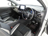 シンプルで使いやすいデザインの運転席です。