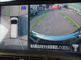 アラウンドビューモニターを装備!<駐車の際にナビ画面に車を真上から捉えた映像が映ります。駐車の時、とても便利な装備です。>