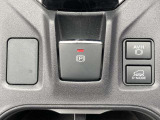 【電動パーキングブレーキ】パーキングブレーキは便利な電動式!ボタン一つで操作でき、アクセルを踏めば自動で解除されます!レバーやペダルが無いので運転席廻りもすっきりしますね!