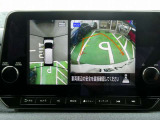 まるで空から見下ろしたかのような映像を映し出すアラウンドモニターだから、車庫入れもラクラクです!