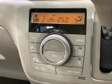 【オートエアコン】一度お好みの温度に設定すれば、車内の温度を検知し風量や温度を自動で調整。暑い&hellip;寒い&hellip;と何度もスイッチ操作をする必要はありません。快適な車内空間には必須の機能ですね♪