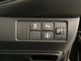ハンドルの右側にはヘットライトリベライザーとHondaセンシング用のメインスイッチがついています。ヘッドライトリベライザーは道路状況や積荷の加重に応じてライトの高さを調節できます。