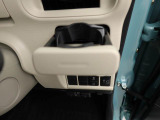 カップホルダーは運転席や助手席からちょうど手の届く位置です!!