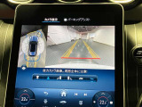 【全方位型モニター】クルマを上空から見下ろしているかのように、直感的に周囲の状況を把握できる全方位型モニター。狭い場所での駐車でも周囲が映像で確認できます。