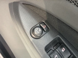 狭い駐車場で便利な電動格納ドアミラーが付いています。
