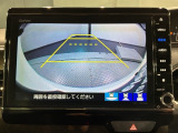 リバースギアに入れるだけで後方の表示へ切り替わります。夜間や雨の日の駐車も楽になりますよ。