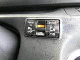 電動スライドドアのスイッチで車内からもスライドドアの開閉ができます。イージークローザー機能で半ドアになることも防止してくれます。