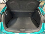 トランク収納スペースをご確認ください。荷物の積み下ろしがしやすい広さを確保しており、日常使いからレジャーまで幅広く活用できます。