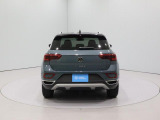 ☆リヤビューは踏ん張りのきいたデザインです。VWのエンブレム内にはカメラが内蔵されています!視認性に優れるLEDテールランプ装着により後方からの追突の危険を和らげます。