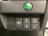 Hondaセンシング用の、VSA(ABS+TCS+横滑り抑制)解除と路外逸脱抑制機能のオンオフスイッチなどはハンドルの右側に装備しています。燃費に役立つECONボタンもここです。